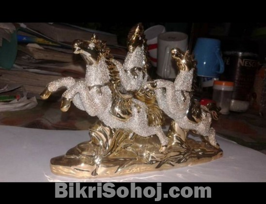 Horse showpiece statue